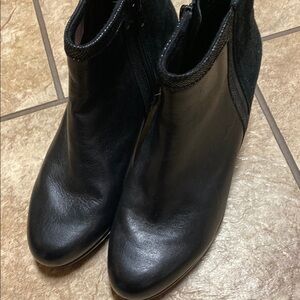 Aravon Size 9 Chunky Heeled Black Booties
